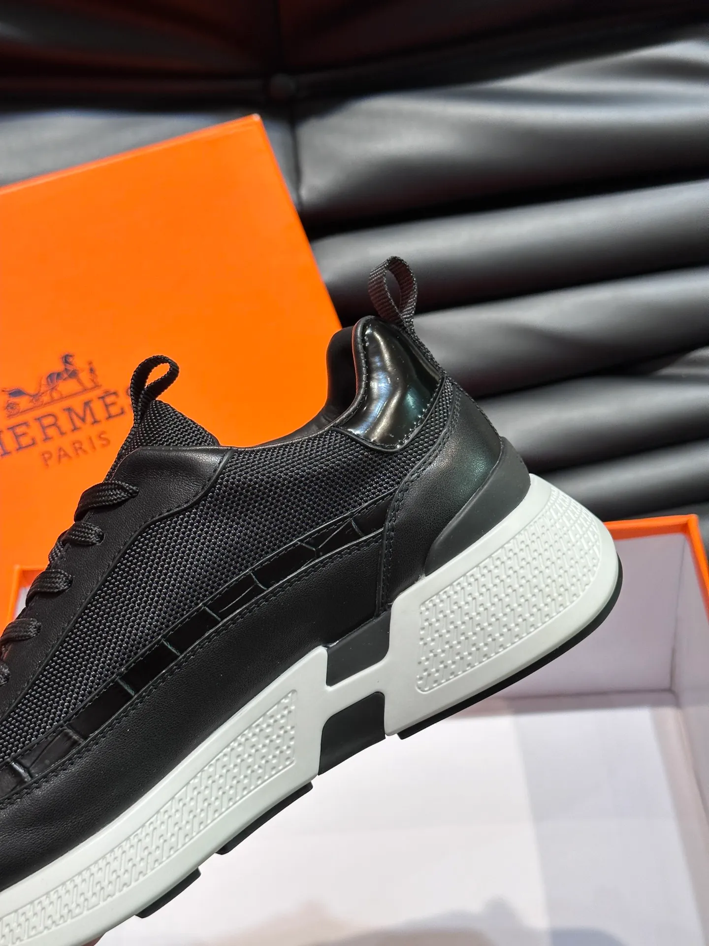 Factory price: 520💰HERMES/Hermes Hugo thick-soled sneakers are casual men's shoes. These sneakers are made of imported first-layer cowhide leather and breathable mesh design. The contrasting color design creates a dynamic and modern shape. The front end of the toe is decorated with natural-color rubber inlays, making it novel and fashionable. The texture is incomparable, with cowhide lining and cowhide foot pads, the upper foot is comfortable and breathable, and the rubber sole is decorated with geometric patterns and iconic "H" details. A very personal one! Size: 39-44 (customized at 38.45)